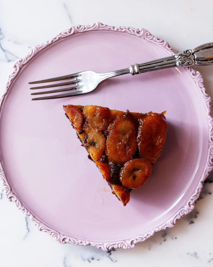 Upside down cake with chocolate and bananas