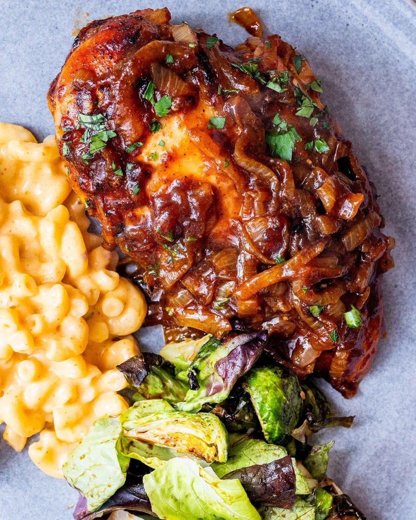 Bbq chicken breasts with mac and cheese